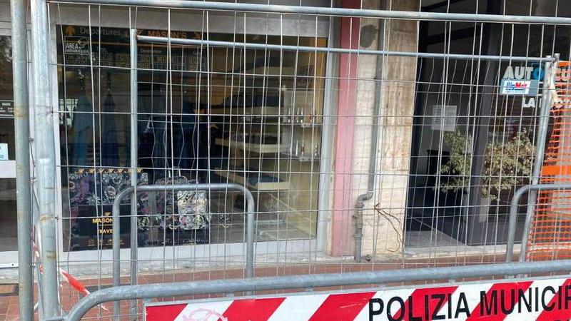 «Cantiere davanti al negozio Un mese e mezzo di disagi»