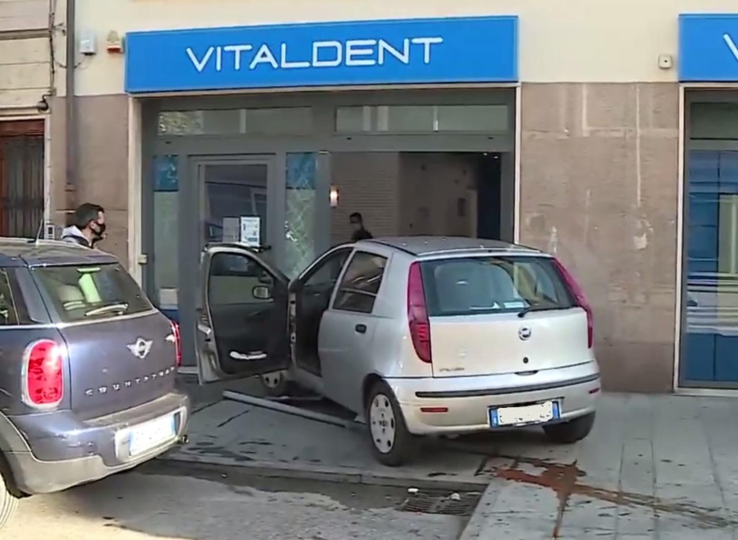 Sbanda in via Garibaldi e sfonda la vetrina di uno studio dentistico