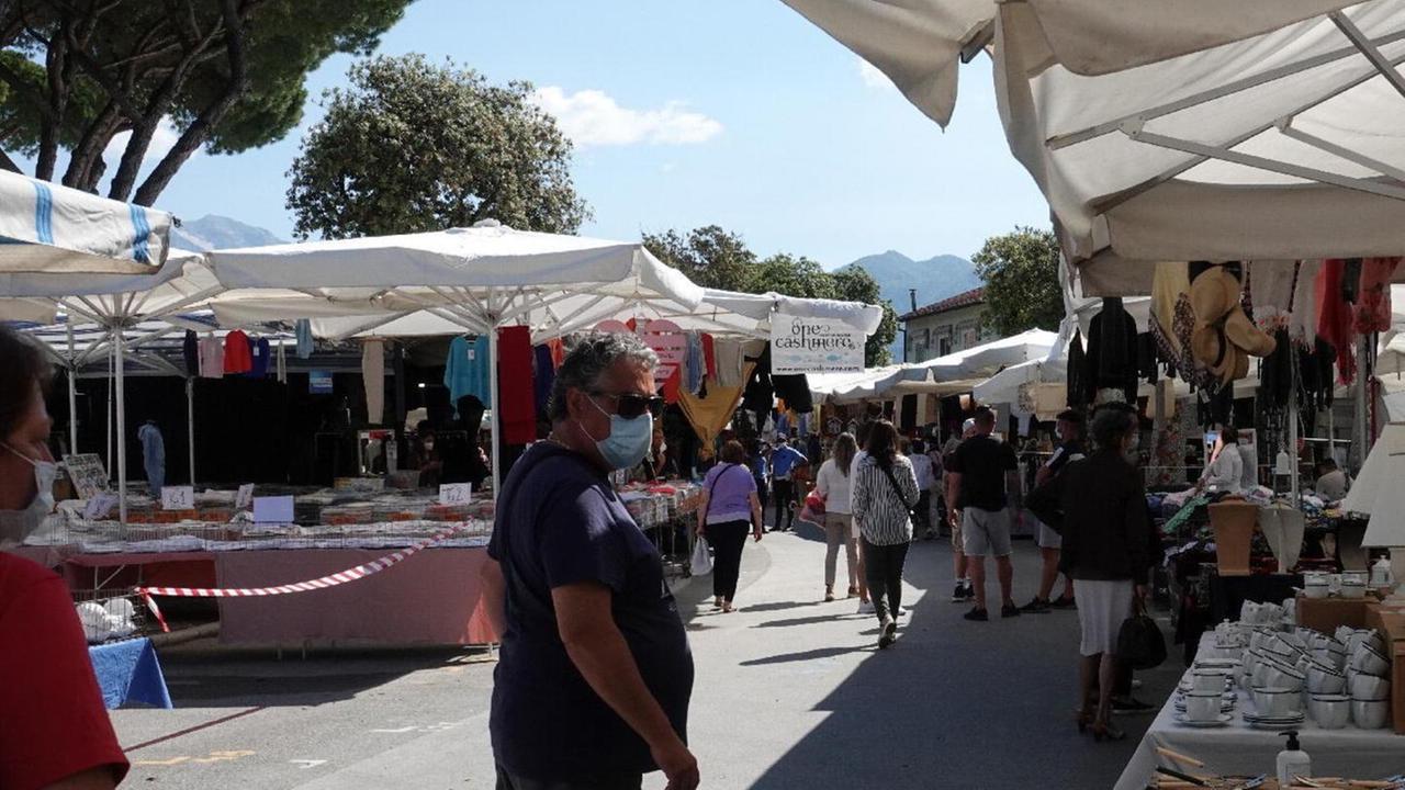 Stop al numero chiuso per il mercato del Forte ma con nuovi limiti