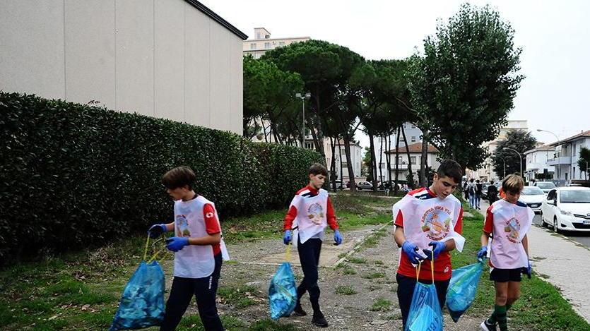 I ragazzi del rugby rossoblù al lavoro intorno al Villaggio scolastico (foto Michele Falorni/silvi)
