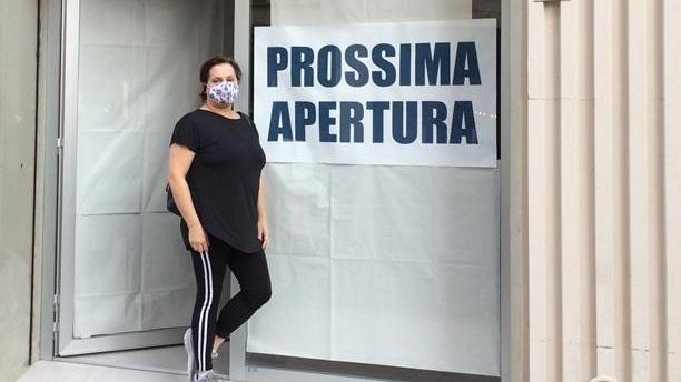 Maria Senesi di fronte all'ingresso del fondo che ospiterà il suo nuovo negozio