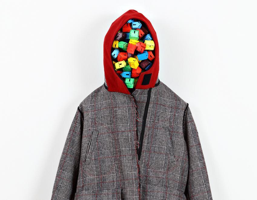 Tra arte e moda nel segno del recupero dei materiali