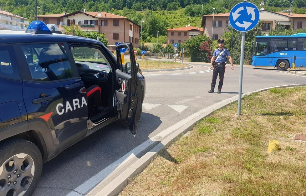 Fa un incidente con l’auto accusa la fidanzata e la pesta 