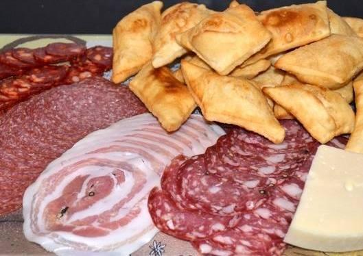Cappelletto d’autunno in tavola in compagnia di pinzini e salumi