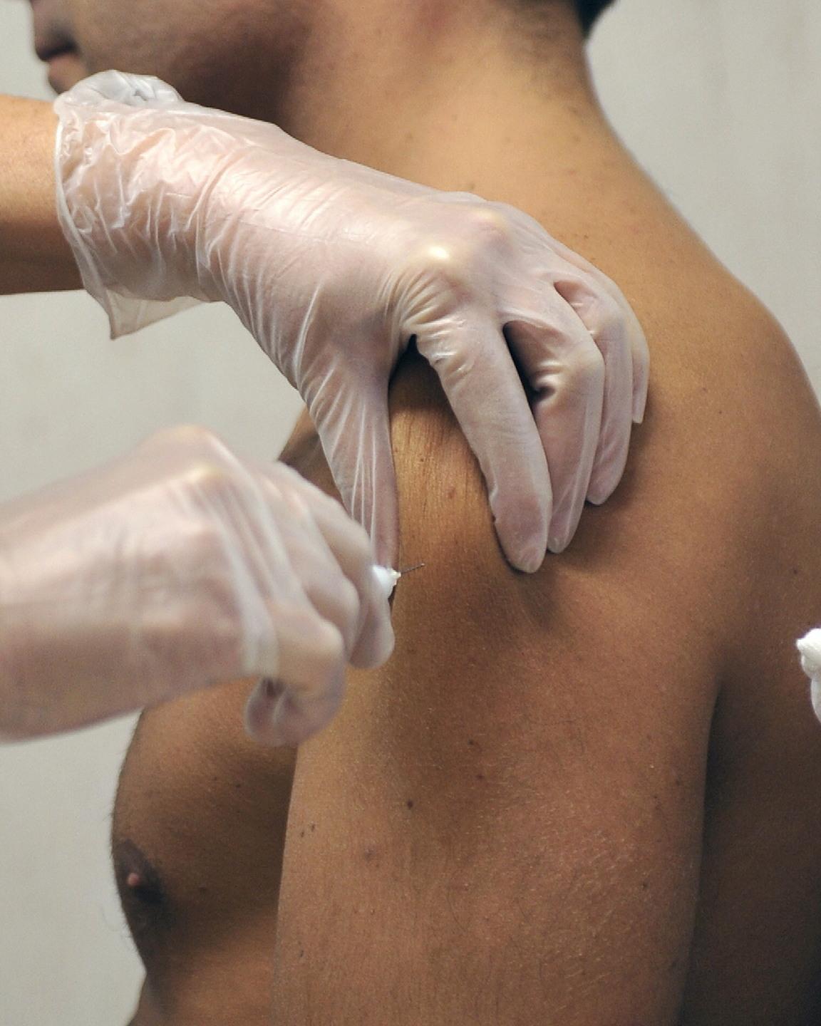 Vaccini Covid, furbetti a Oristano: i figli di un medico arrivati da Roma per avere la dose 
