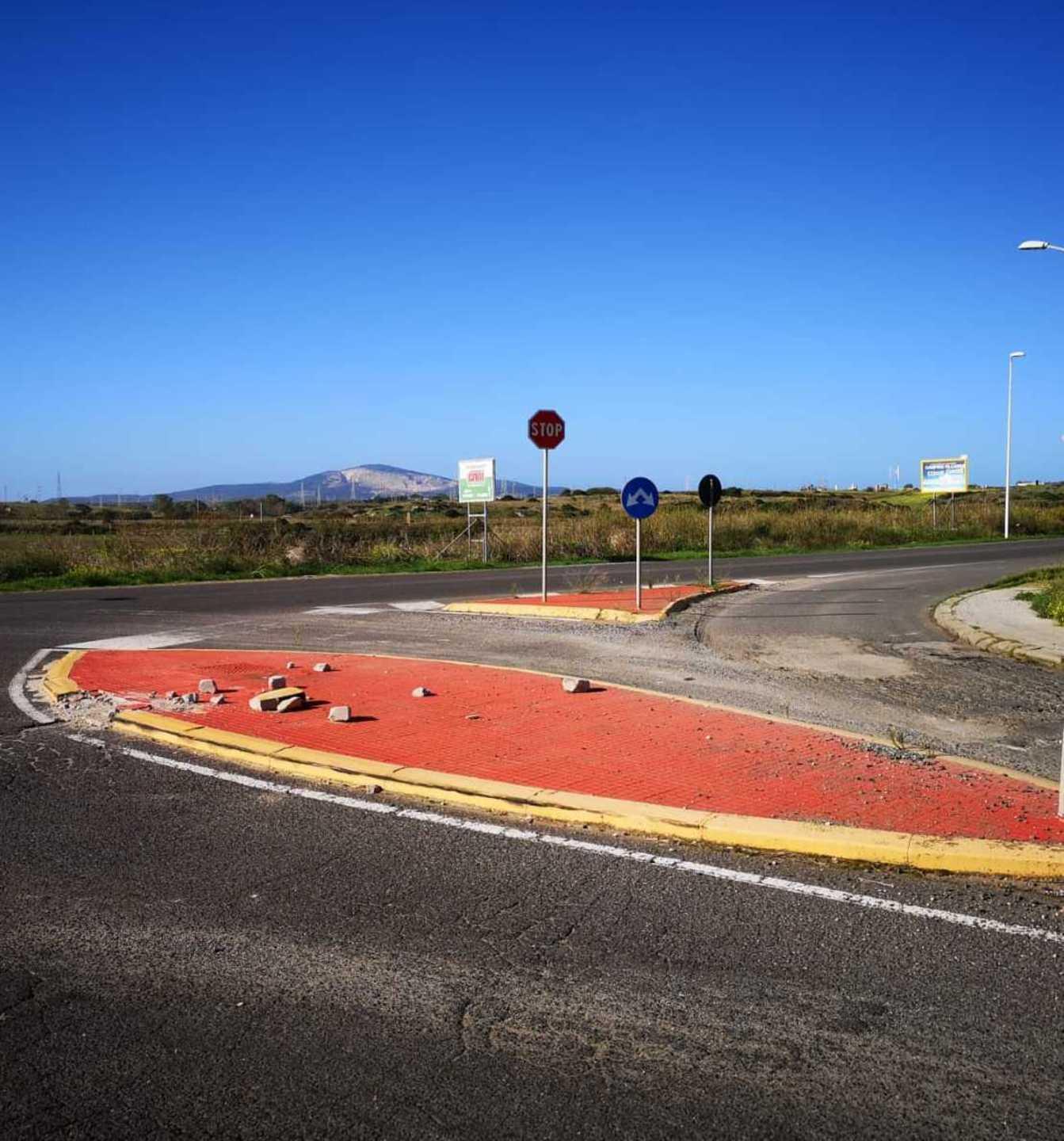 Un cordolo della rotatoria distrugge tutte le automobili