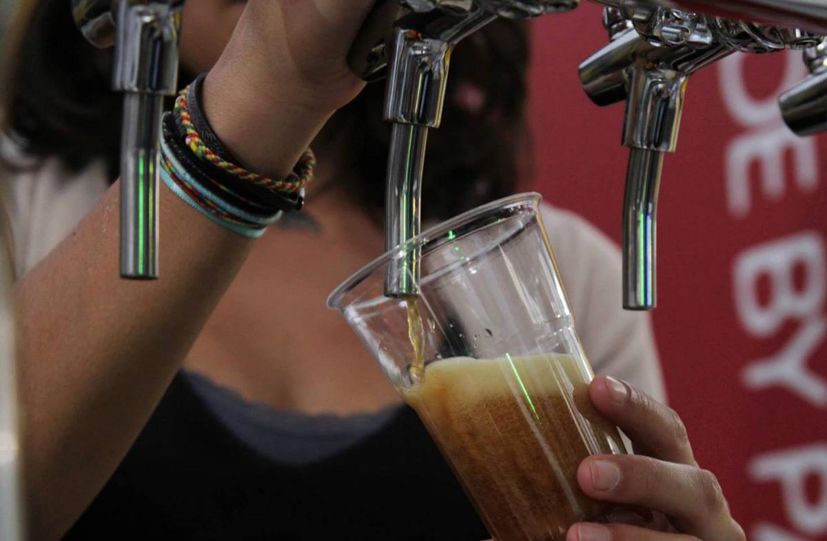 La birra riprende quota dopo il lockdown: è la bevanda più “social”