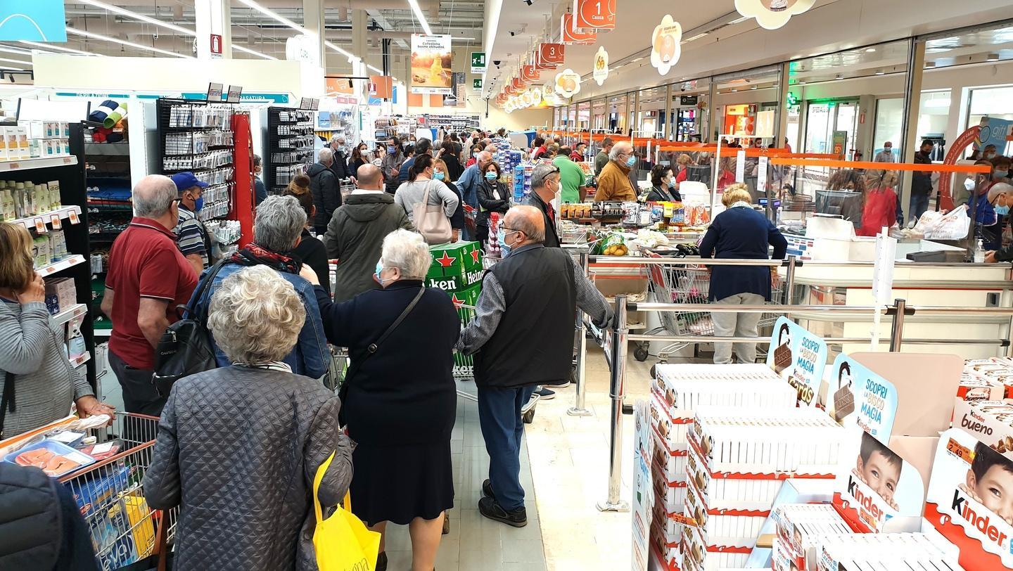 Aperto lo Spazio Conad: clienti in fila fuori dalle 9 