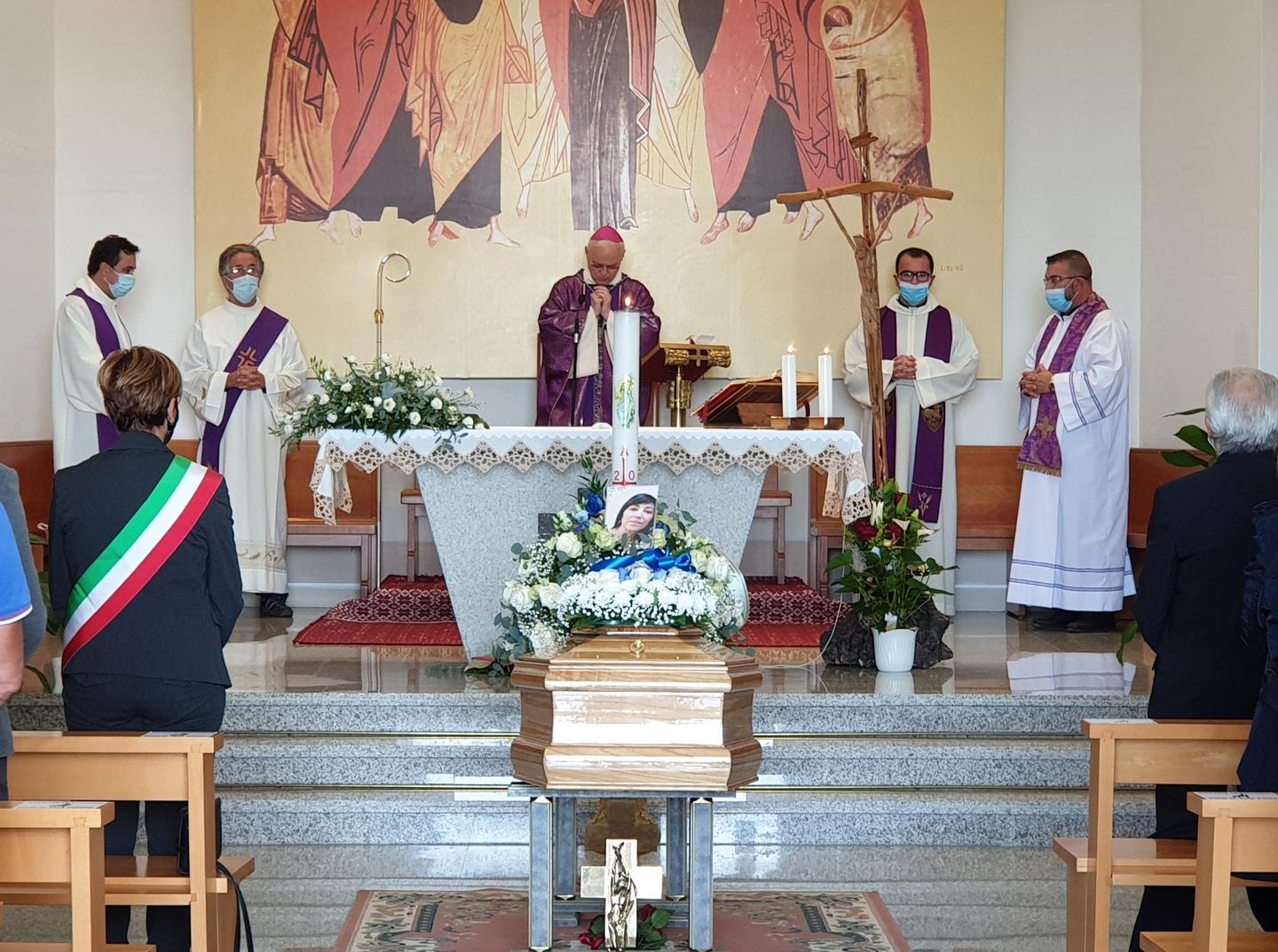 Scarpette rosse e lacrime per dire addio a Speranza 