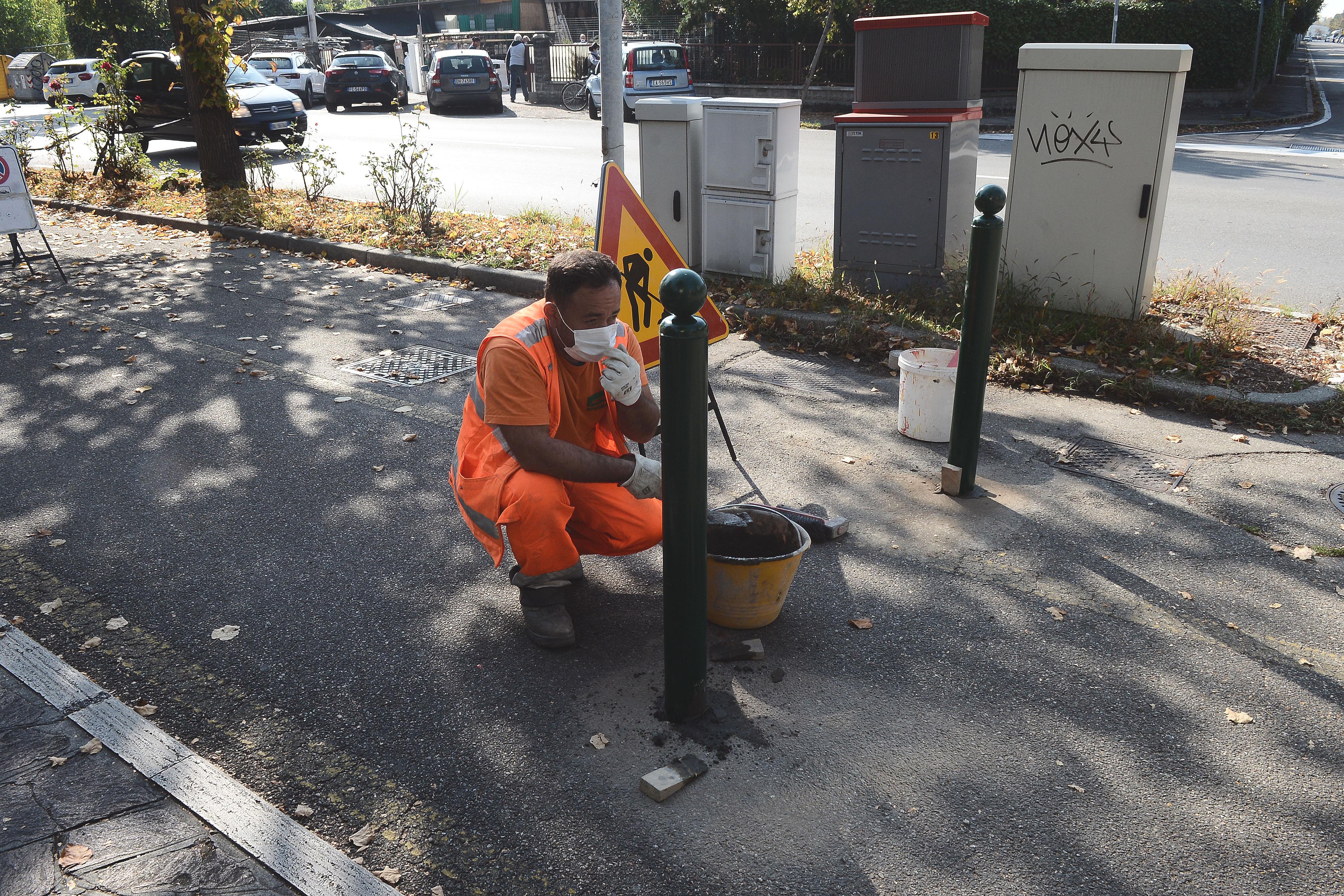  I nuovi paletti sulla pista ciclabile spaccano i residenti di Modena Est «Un disagio», «No, sono necessari»