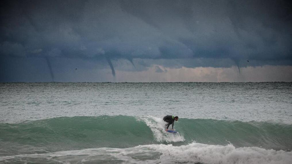 Il surfista inseguito da quattro trombe d’aria in mezzo al mare: «Vi racconto l’emozione su quell’onda»