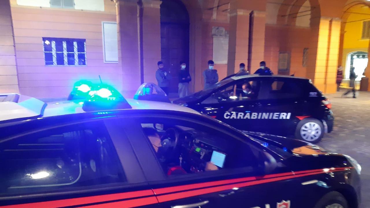 Carpi, controlli mascherina: i carabinieri multano alcuni giovani