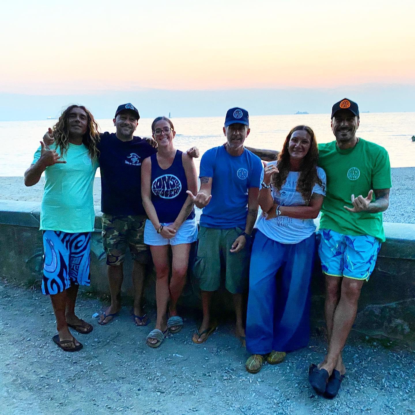 Alcuni dei ragazzi dell'associazione Sons of the Ocean; da sinistra: Jorma Cosci, Matteo Nani, Linda Poli, Nicola Turchi, Linda Carlesi e Enrico Demi