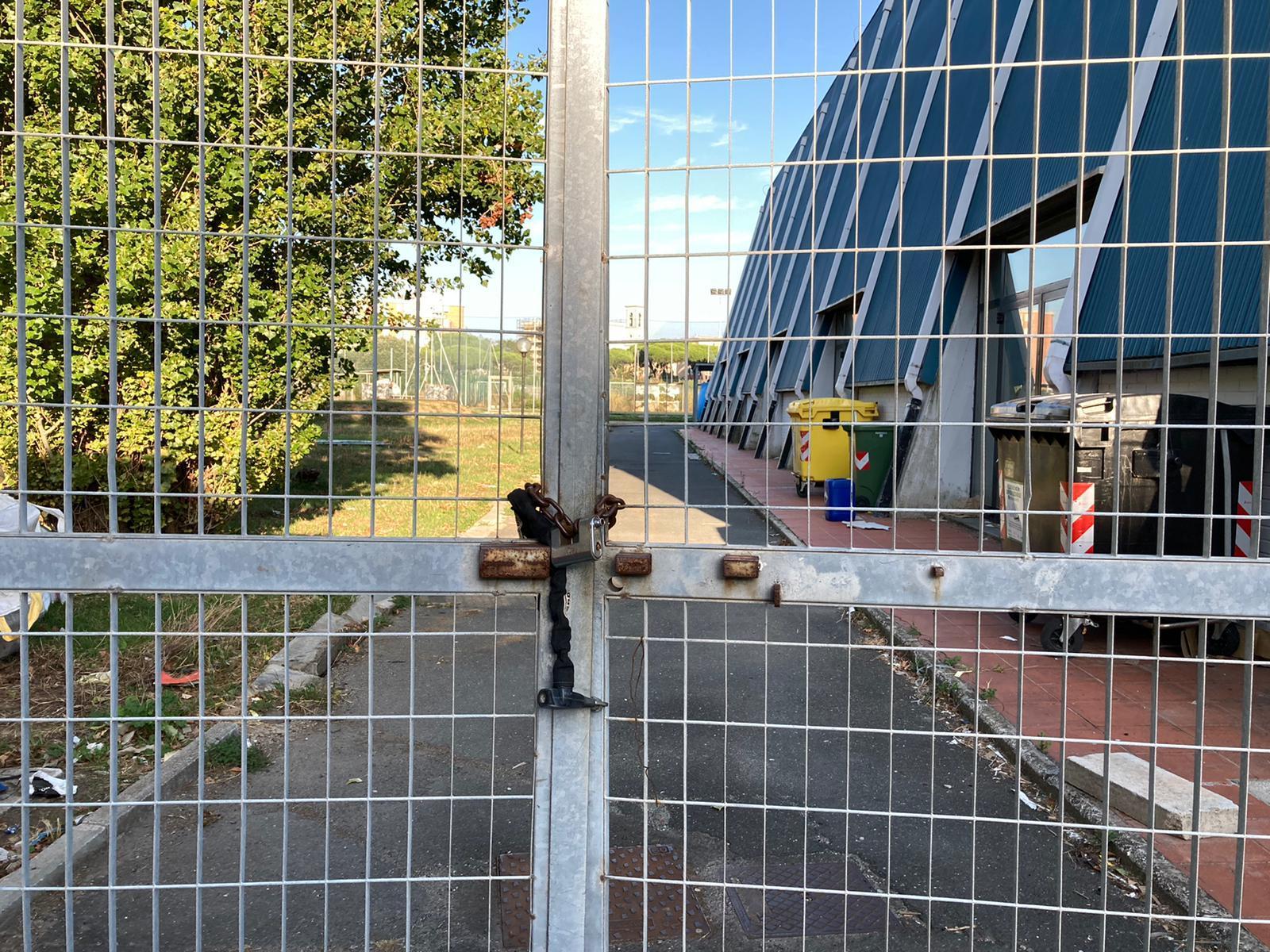 Cancelli chiusi alle piscine di Livorno (Foto di Dario Marzi)
