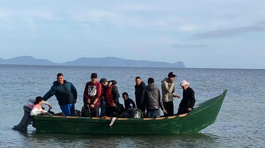 Un barchino con migranti a bordo, immagine di repertorio