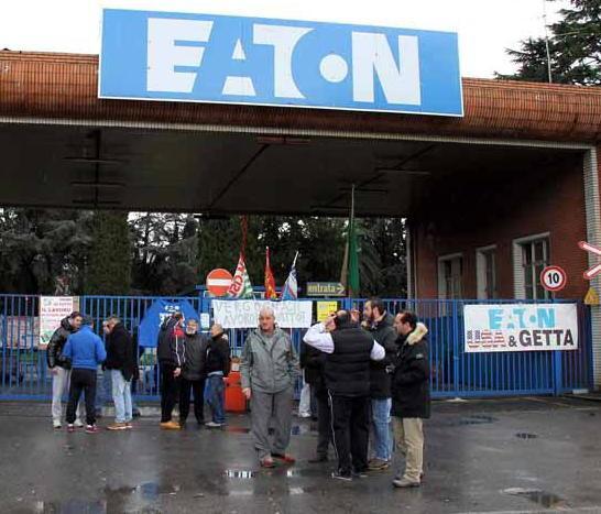 Gli ex lavoratori Eaton: «Non date quell’area a chi non rispetta gli accordi» 