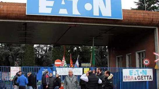 Gli ex lavoratori Eaton: «Non date quell’area a chi non rispetta gli accordi»