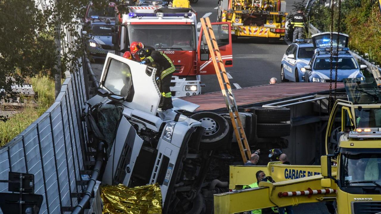 Perde il controllo del tir in Bretella e muore schiacciato contro le barriere