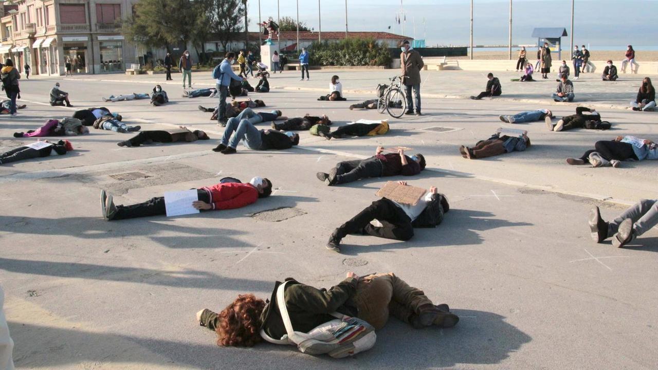 Studenti versiliesi di nuovo in piazza per l’ambiente «Cambiamo aria»