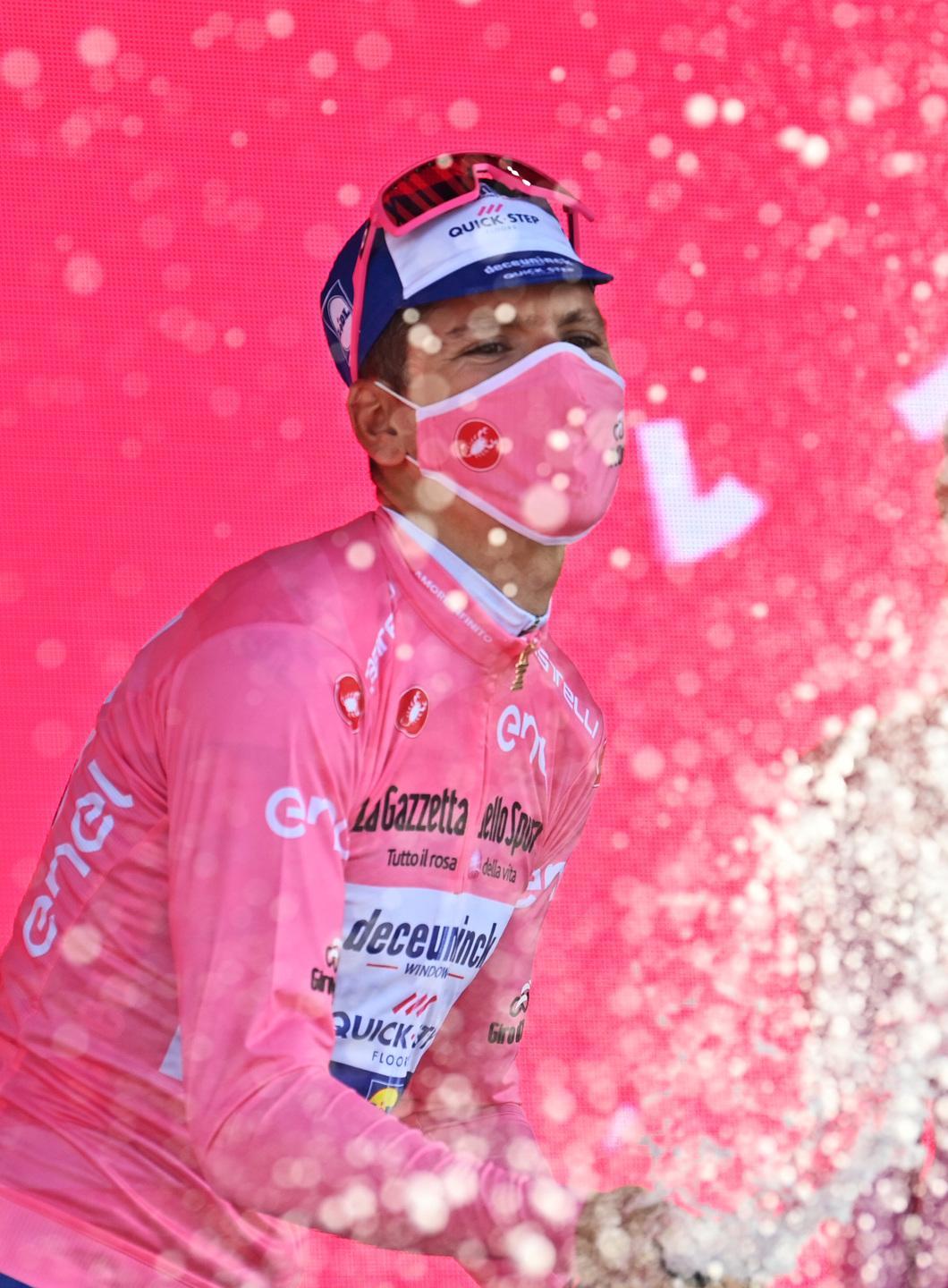 Biciclette o scooter? La tappa più veloce della storia del Giro va al solito Demare 
