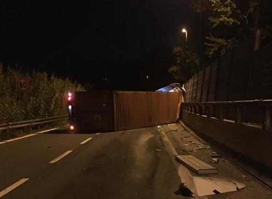 Perde il controllo del tir in Bretella e muore schiacciato contro le barriere 