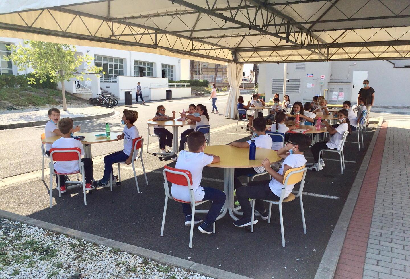 Elementari Guerrazzi spazi per lezioni all’aperto sotto la tensostruttura 
