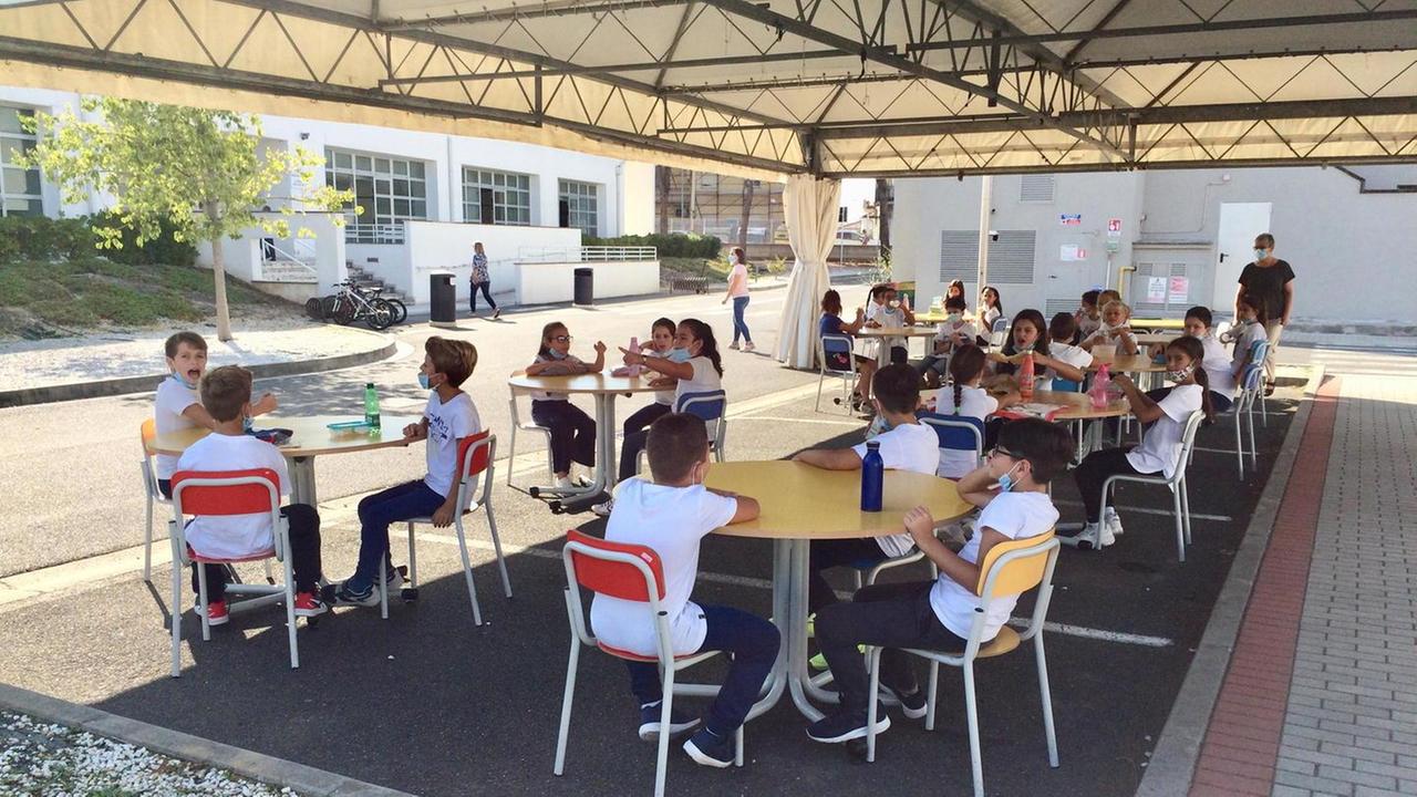 Elementari Guerrazzi spazi per lezioni all’aperto sotto la tensostruttura