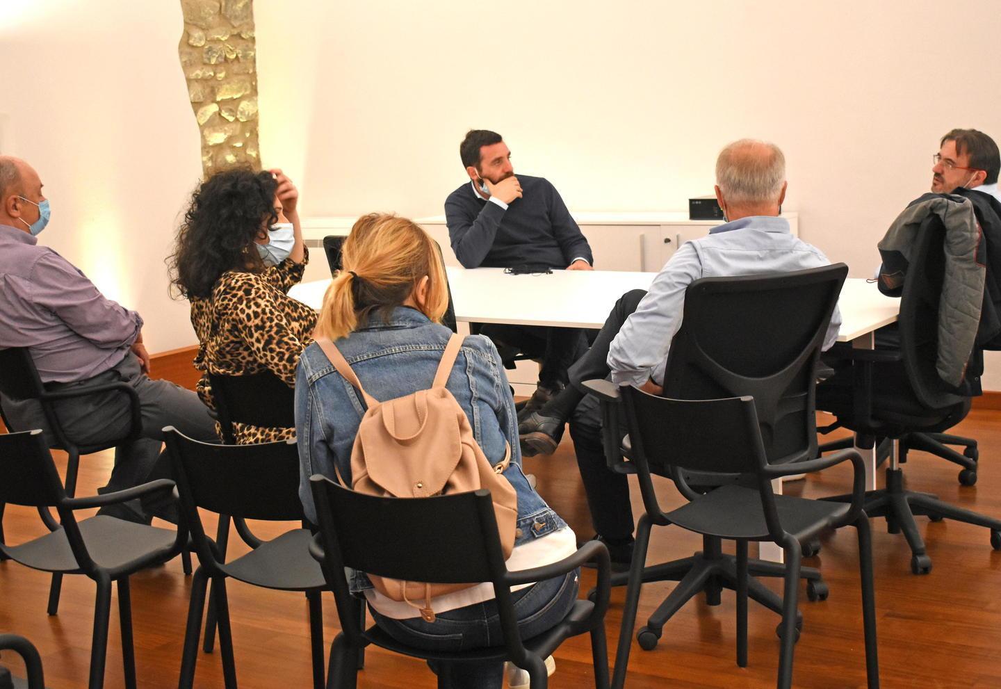 Il sindaco Tomasi (FdI) in visita al “Tirreno” in piazza Spirito Santo 