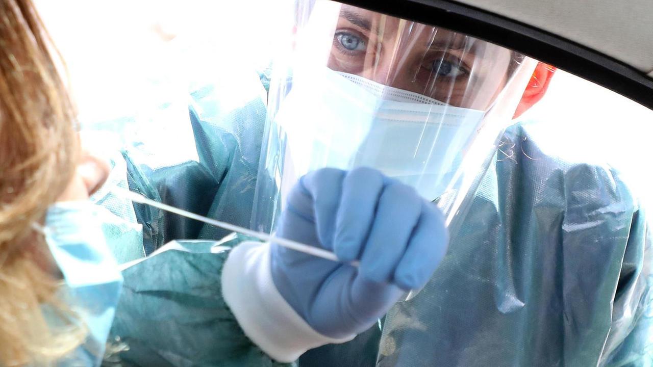 Seicento tamponi al giorno per fronteggiare l’epidemia