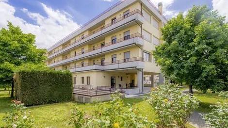 Covid, focolaio in una casa di riposo Alunna positiva, una classe va a casa