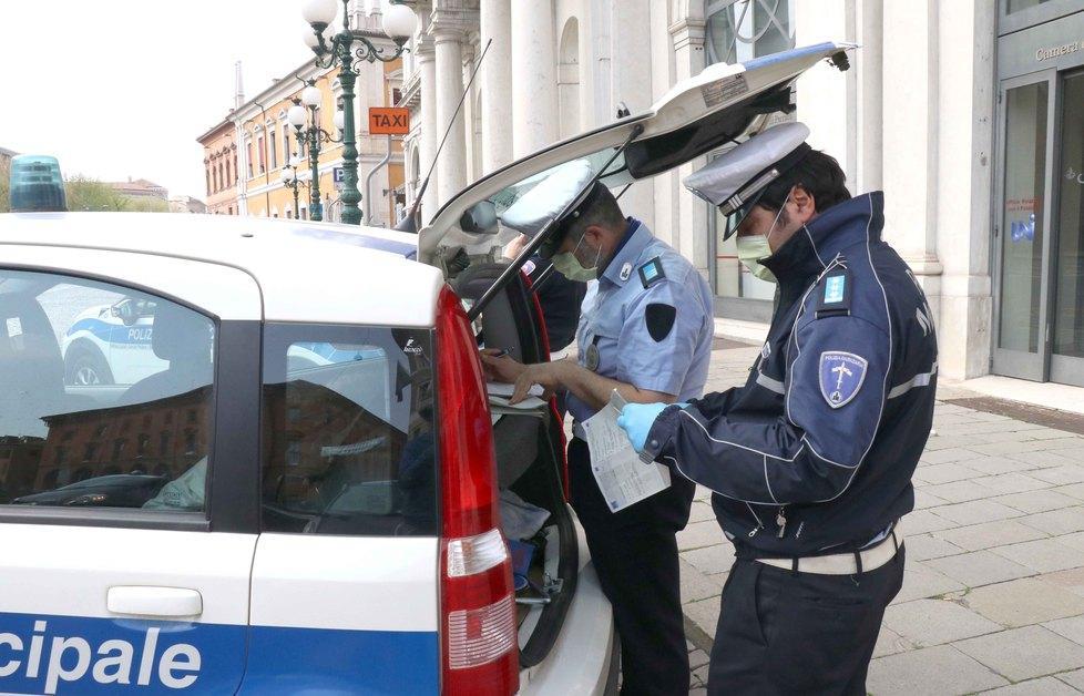 I sindacati: il Comune dà biblioteche ai privati e risparmia sui vigili 