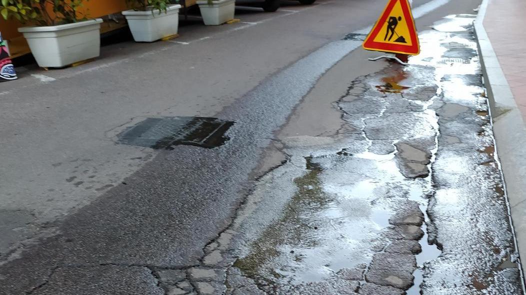 Copiosa perdita d’acqua nel corso Umberto