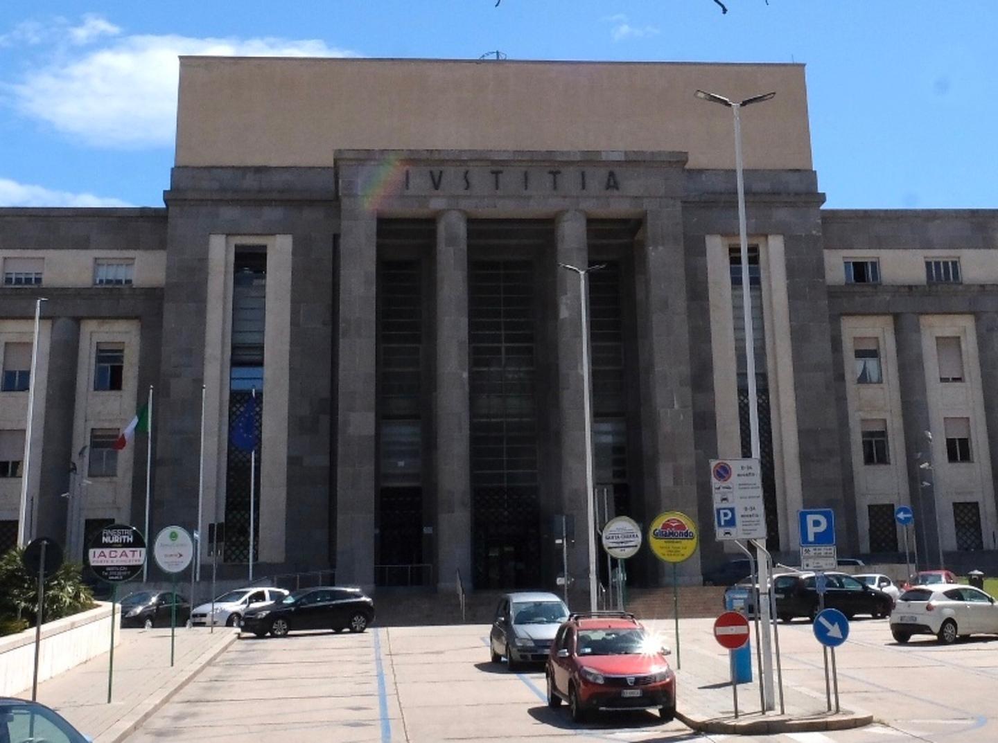 Sedava il padre per rubargli i soldi dal conto corrente, processo a Cagliari