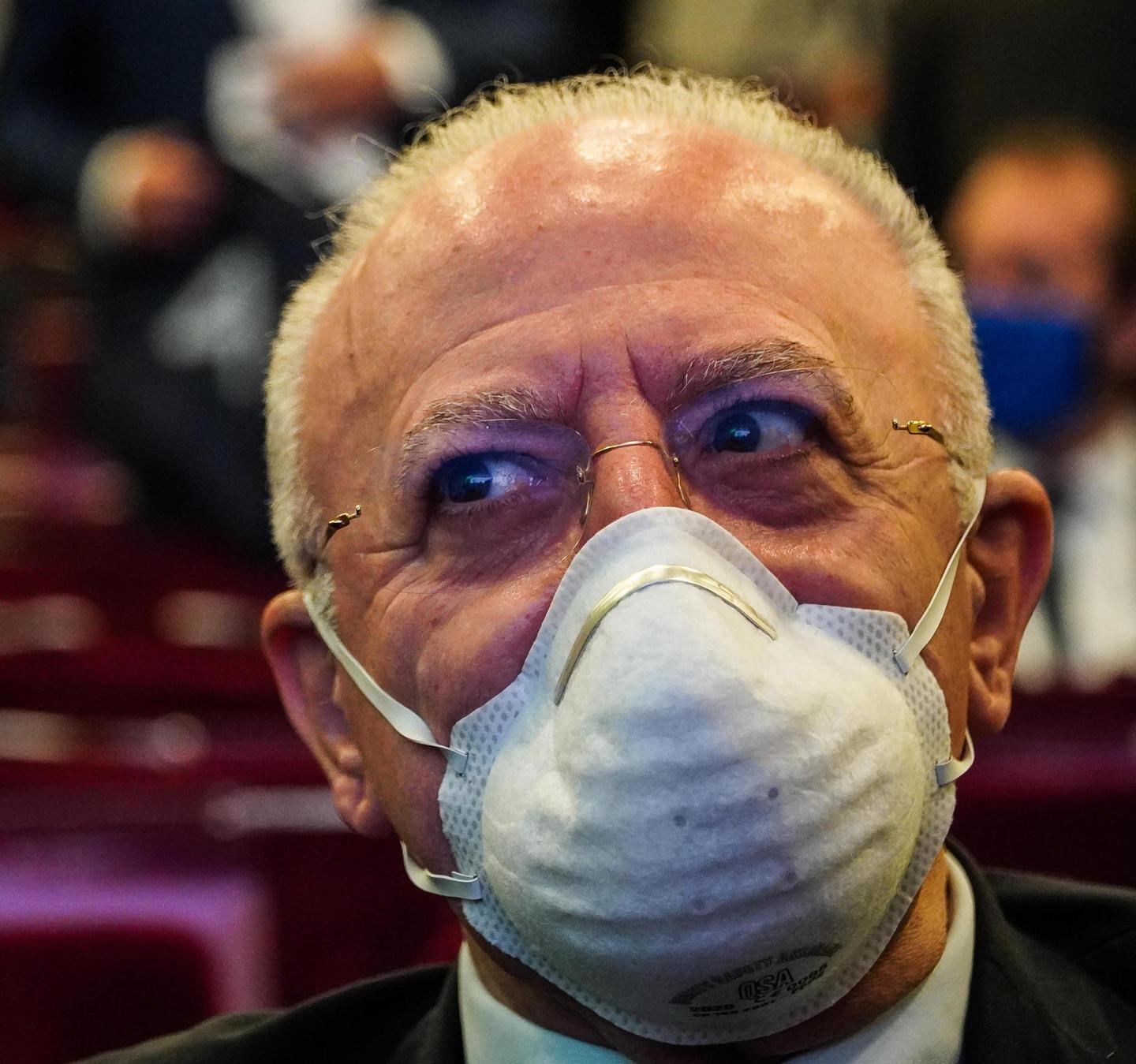 De Luca minaccia il lockdown È polemica con de Magistris 