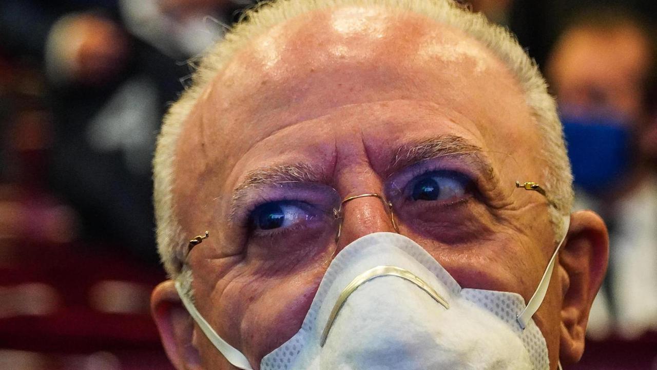 De Luca minaccia il lockdown È polemica con de Magistris