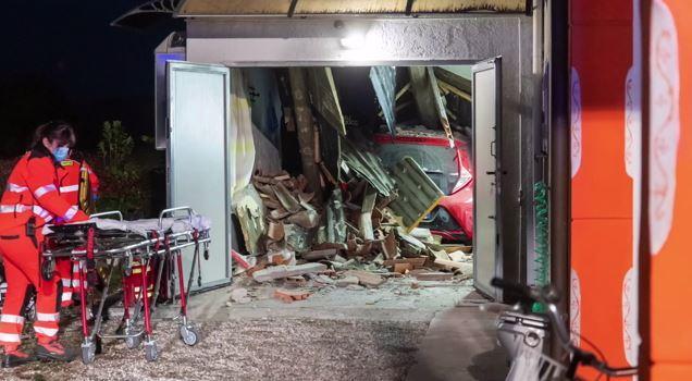 Gambulaga, sfonda garage con l'auto: ferita una coppia