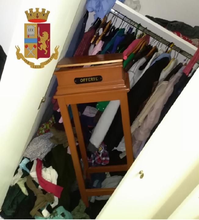 La cassetta delle offerte che il 29enne aveva nascosto nell'armadio di un B&b