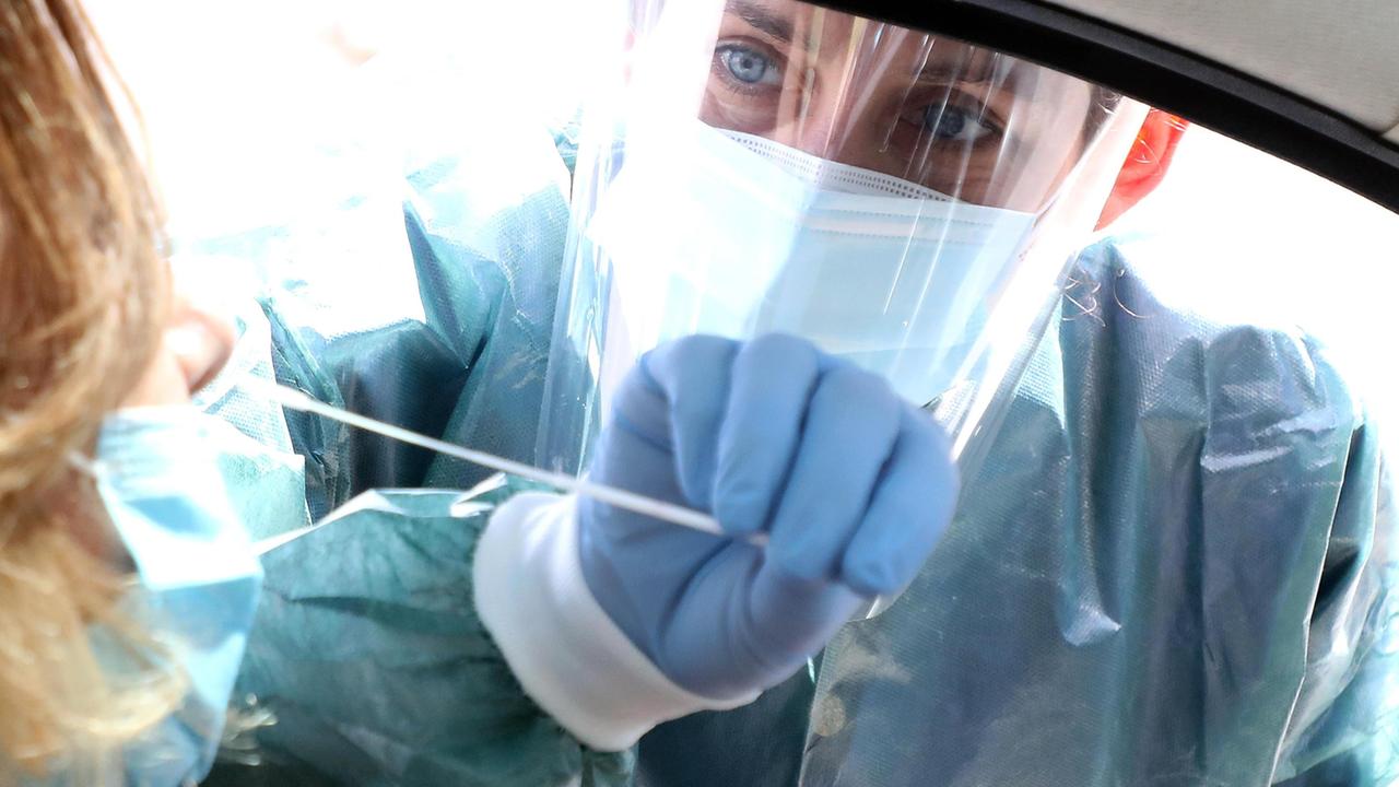 Un tampone fatto in auto (Foto d’archivio)