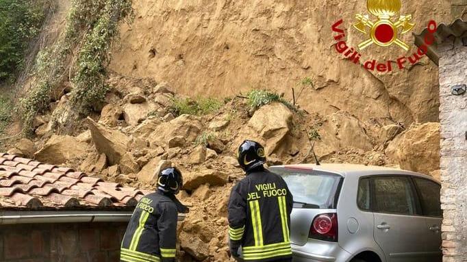 Maltempo, frana una parete di tufo vicino alle case: 5 famiglie evacuate a Siena