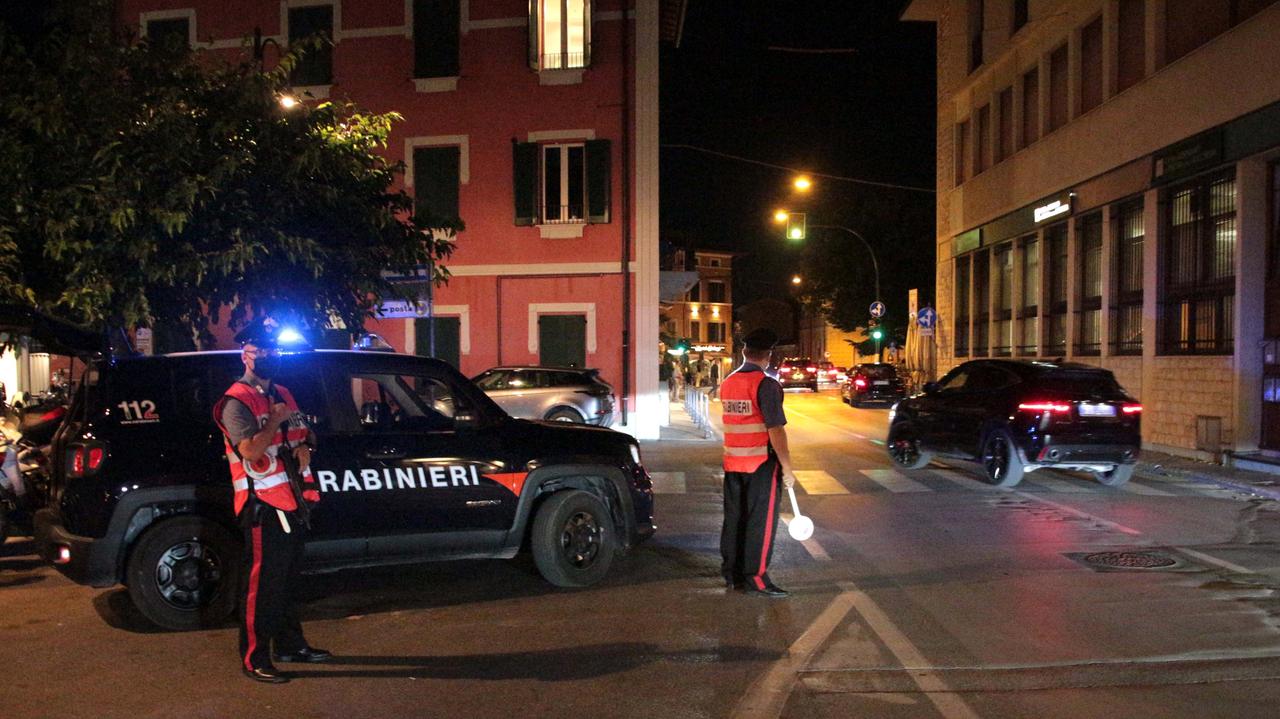 Rissa tra clienti, ferito un barista. I residenti: "Il sindaco intervenga"