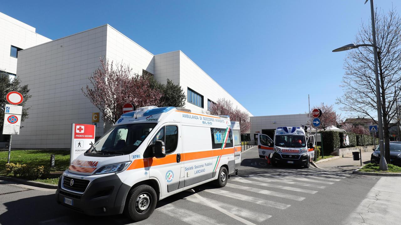 Ambulanze all’ospedale “San Giuseppe” durante la prima fase dell’epidemia