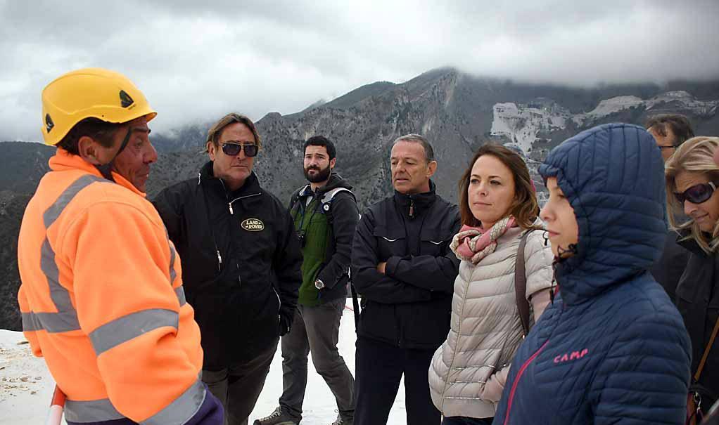 Gabriele Giuntoni (con giubbotto nero e occhiali) durante una escursione in cava