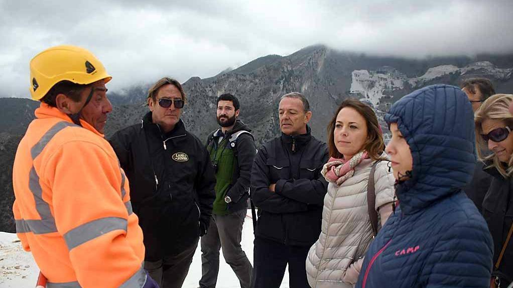 Gabriele Giuntoni (con giubbotto nero e occhiali) durante una escursione in cava