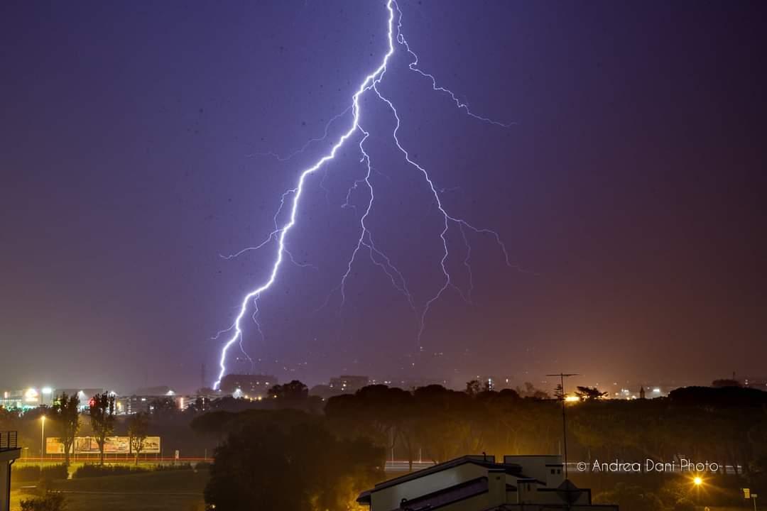 Un fulmine che ha colpito Livorno (foto Andrea Dani)
