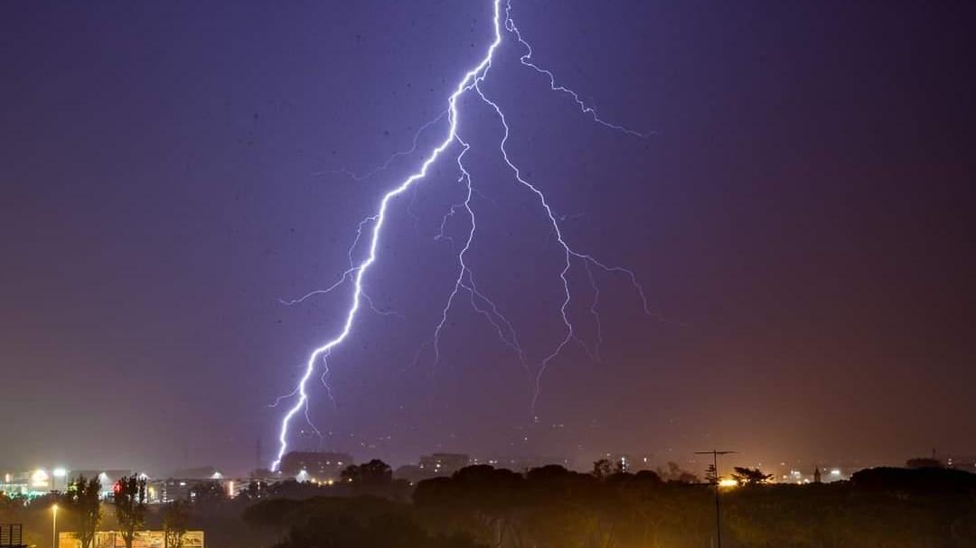 Un fulmine che ha colpito Livorno (foto Andrea Dani)