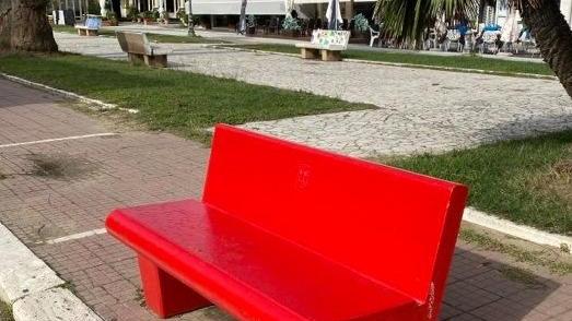 L’88ª panchina rossa per Vanessa si affaccia sul mare di Viareggio