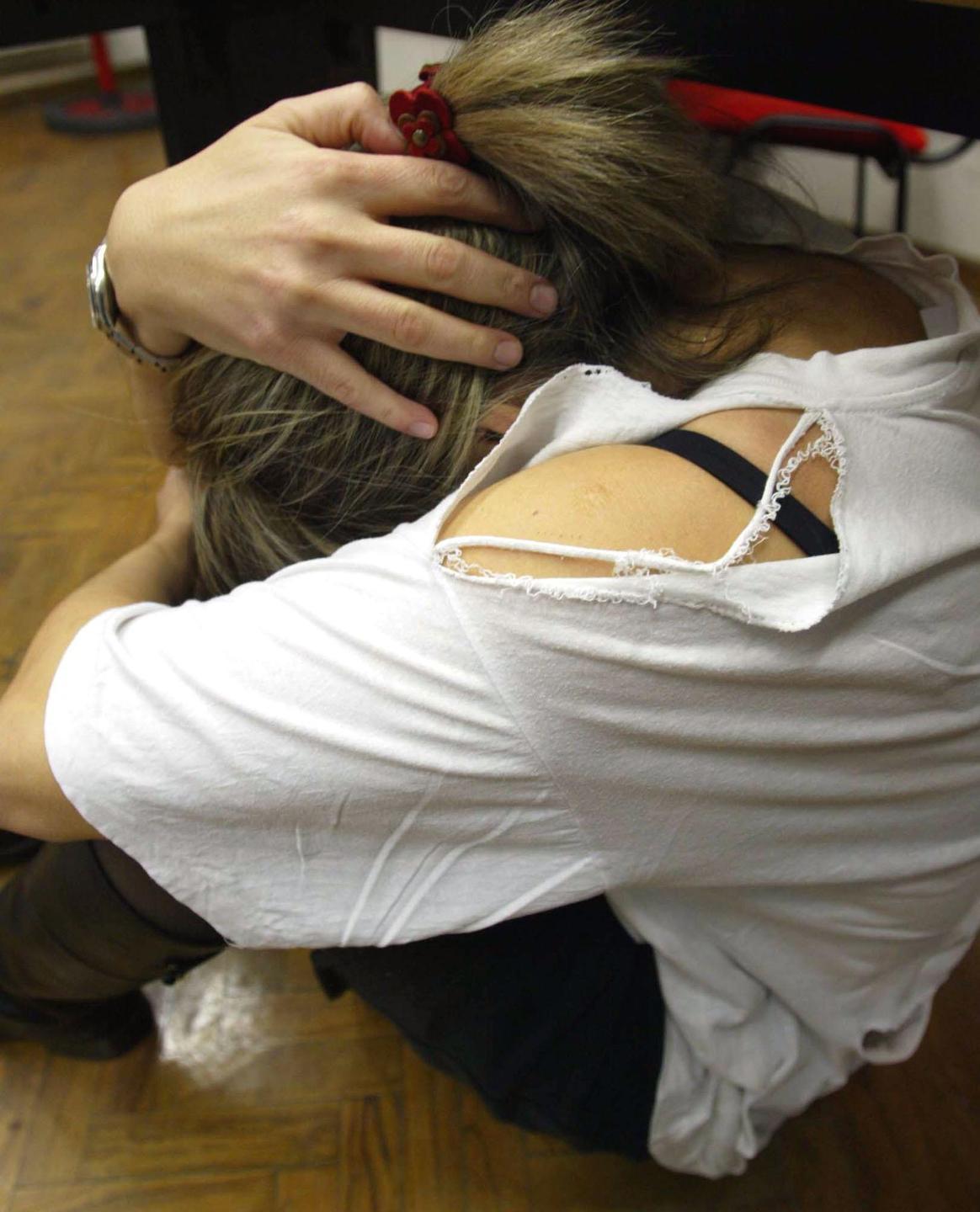 Sassari, calci e schiaffi alla moglie: condannato a due anni 