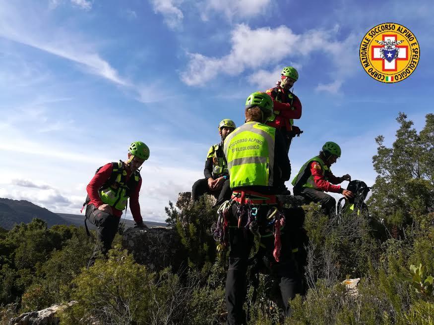 Si fa male nei sentieri per Tiscali: recuperata dai soccorsi 