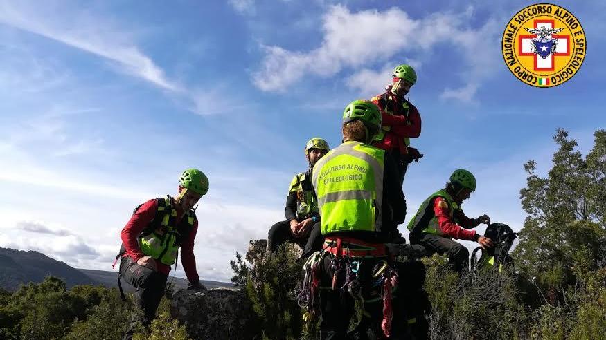 Si fa male nei sentieri per Tiscali: recuperata dai soccorsi
