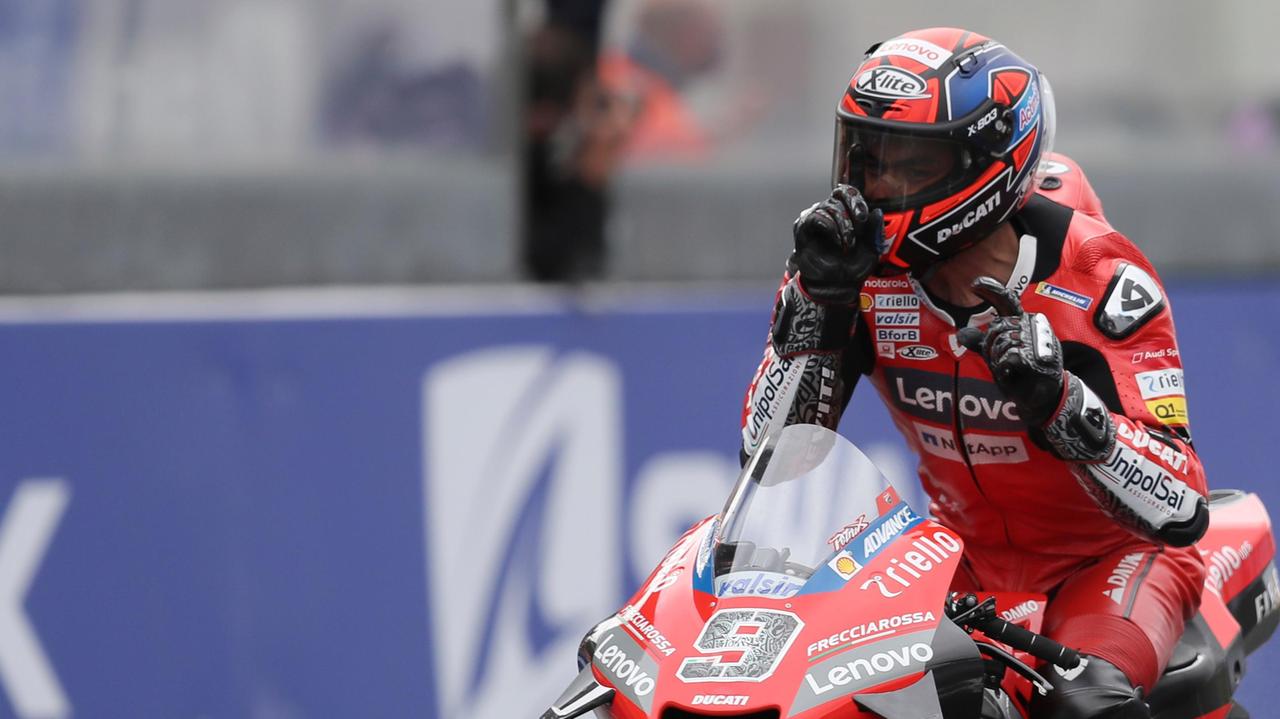 Petrucci e il “gesto del silenzio” dopo il traguardo